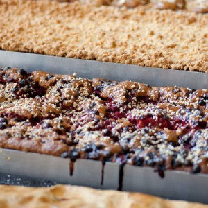 Verschiedene Kuchenarten sind nebeneinander in ihren Formen