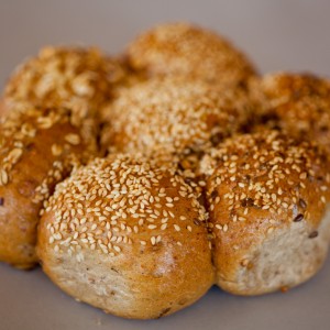 Brötchen überstreut mit Kernen