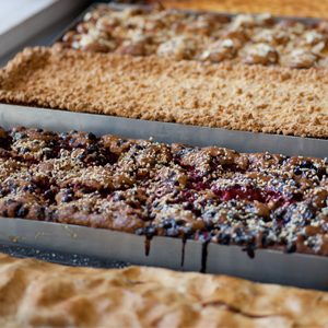 Verschiedene Kuchenarten sind nebeneinander in ihren Formen