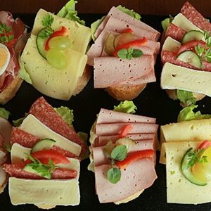 Belegtes Baguette mit Fleisch, Käse und Gemüse
