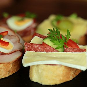 Belegtes Baguette mit Fleisch, Käse und Gemüse